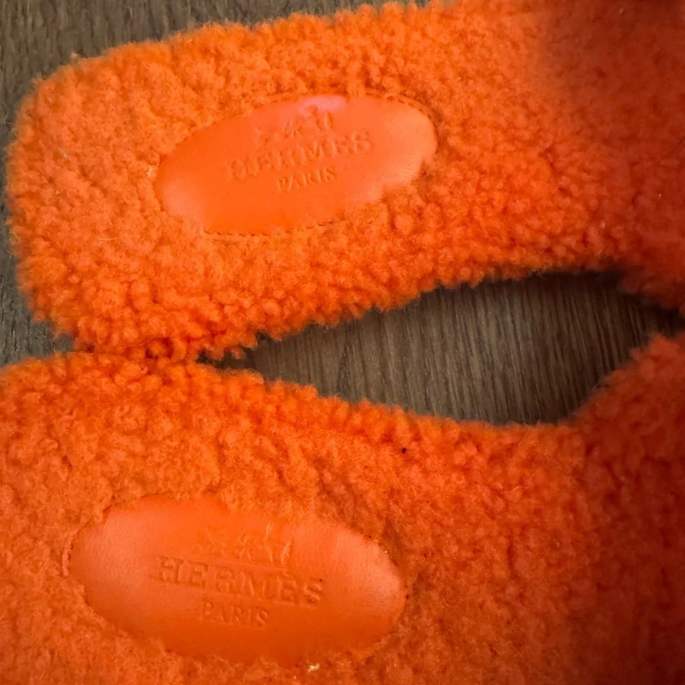 Hermes Oran Shearling Orange Slide Sandals - Picture 7 of 7
